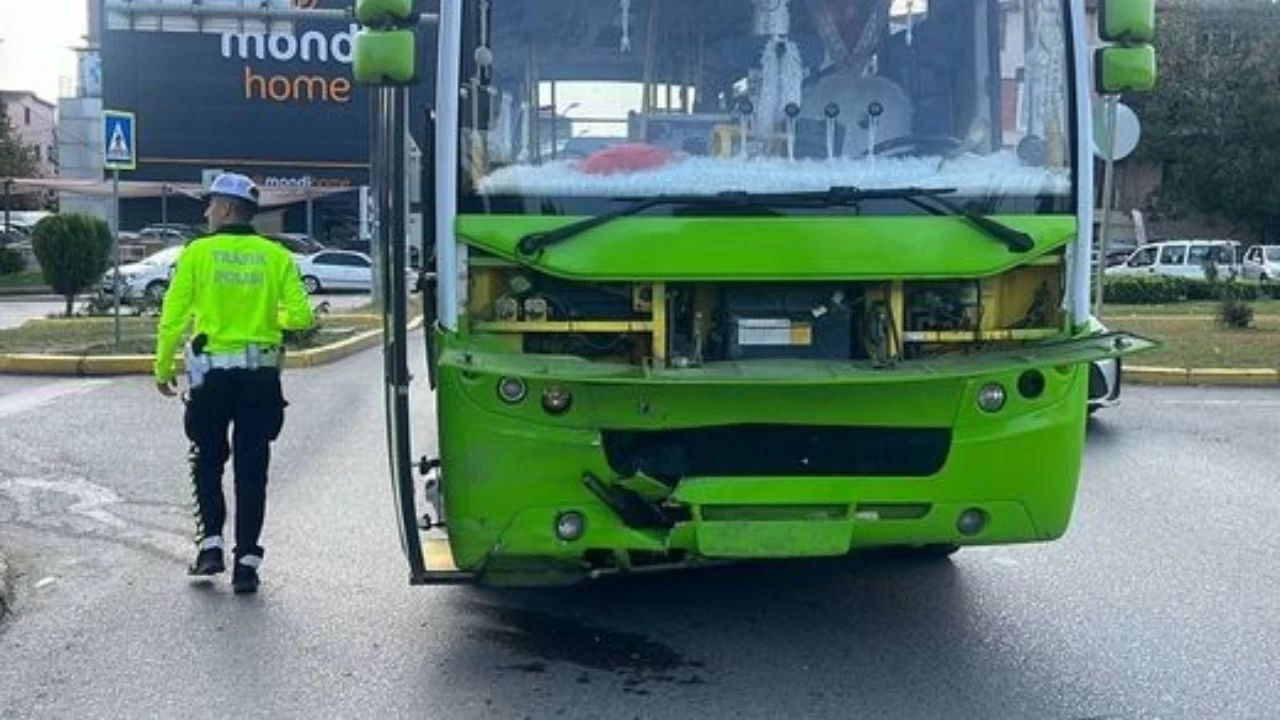 Kocaeli'de Kaza! Halk Otobüsü ve Otomobil Çarpıştı