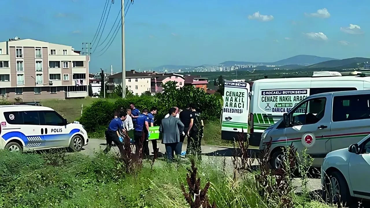 Kocaeli Karamürsel'de Bir Kişi Minibüste Silahla Vurulmuş Halde Ölü Bulundu