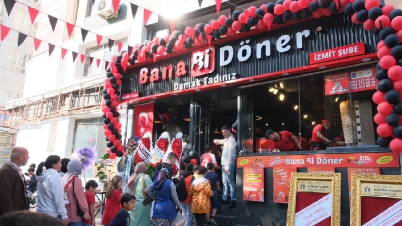 İzmit'te Bedava Döner Çılgınlığı! Yeni Açılan Dönerci Yoğun İlgiyle Karşılandı