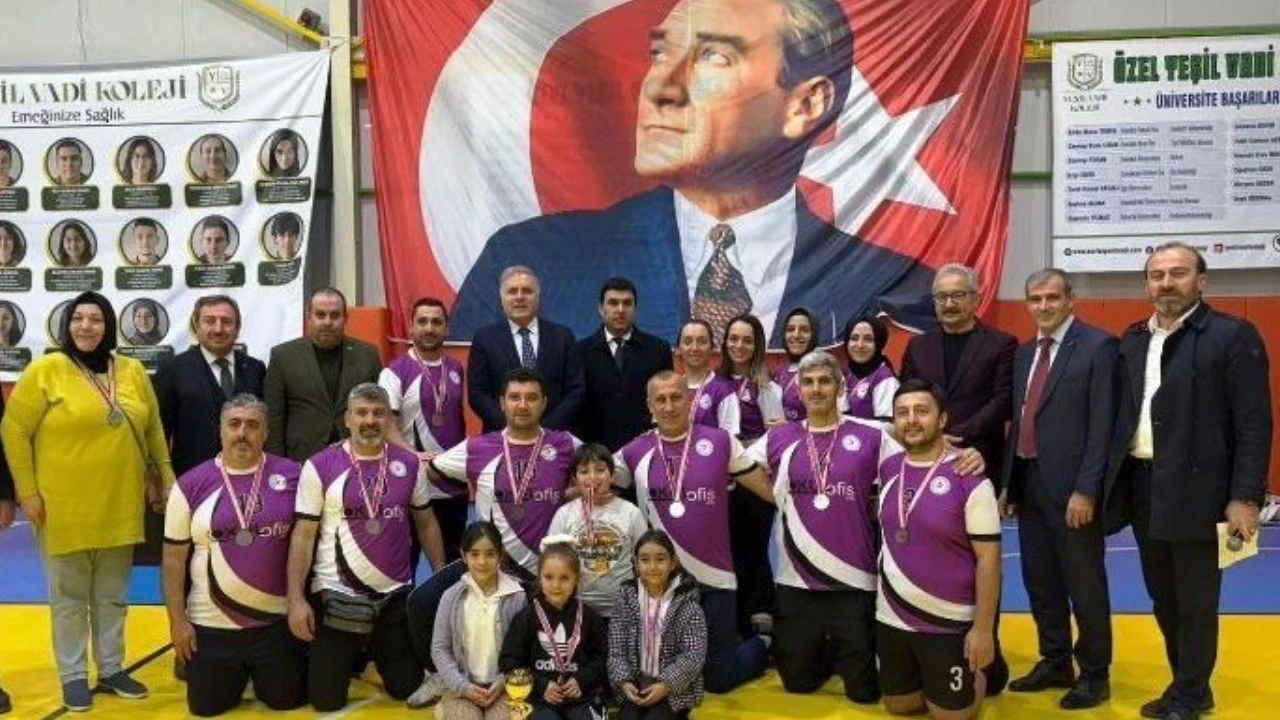 Okul Öğretmenler Voleybol Turnuvası! Körfez Atatürk Anadolu Lisesi Şampiyon Oldu