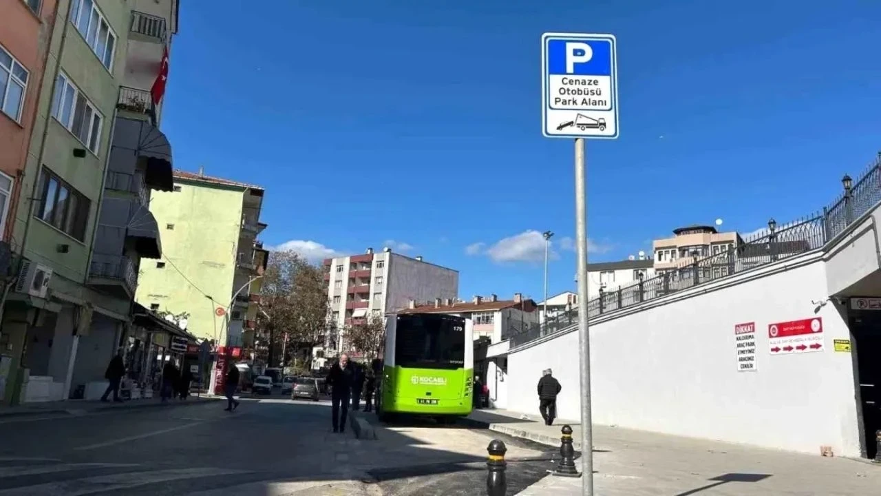 Vatandaşları Memnun Eden Hizmet! İzmit'te Cami Yanına Cepli Park Alanı Yapıldı