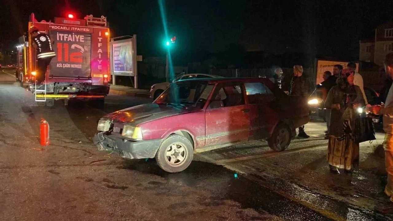 Kocaeli Kartepe'de Korkutan Kaza! Trafik Işıklarında Çarpışma, 1 Yaralı Hastaneye Kaldırıldı