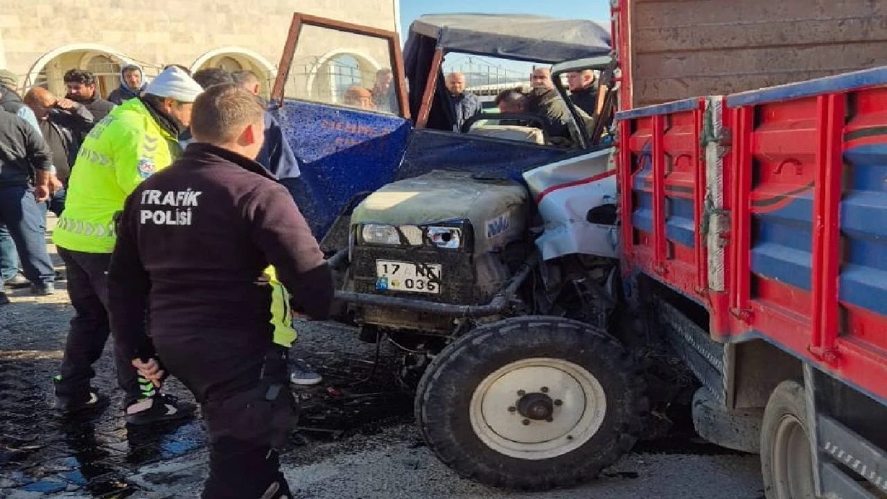 Balıkesir Ayvalık’ta Trafik Kazası! Traktör ile Kamyon Çarpıştı, 4 Yaralı