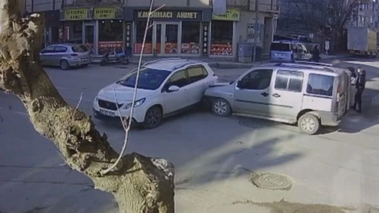 Bursa'da Hafif Ticari Araç ile Otomobilin Çarpıştığı Kaza Kamerada! 3 Yaralı