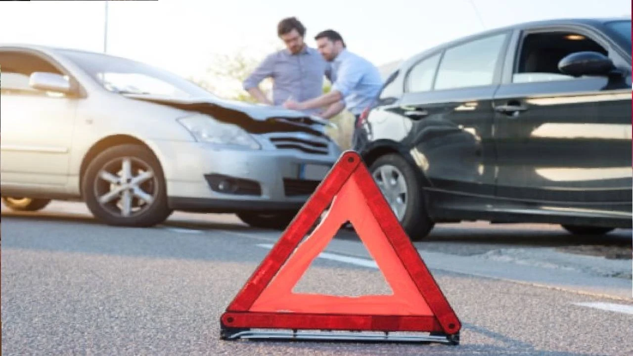 Kocaeli Gölcük'te Trafik Kazası! Otomobil Takla Attı, 3 Yaralı