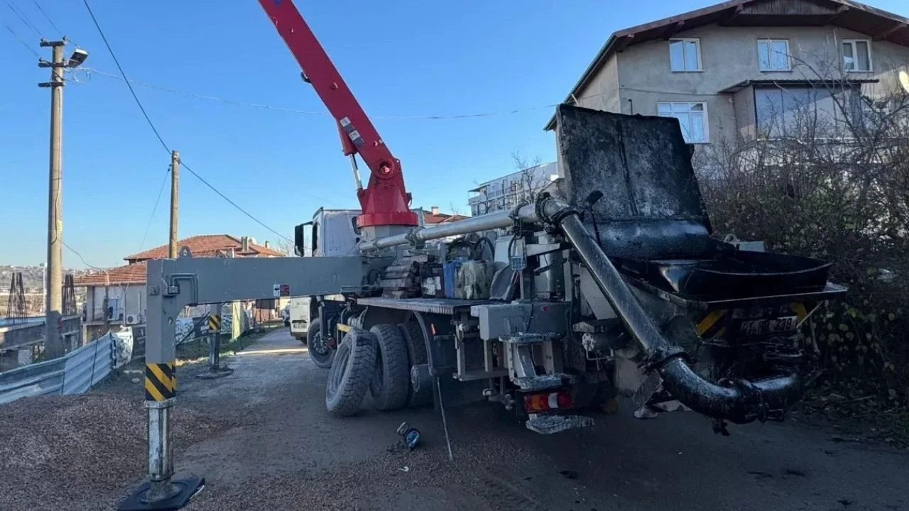 İzmit'te Beton Dökme Vincinin Lastiği Patladı! 2 İşçi Yaralandı