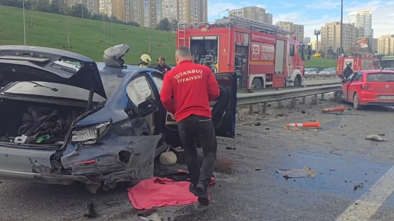 İstanbul’da Feci Kaza! Araç Bariyerlere Saplandı