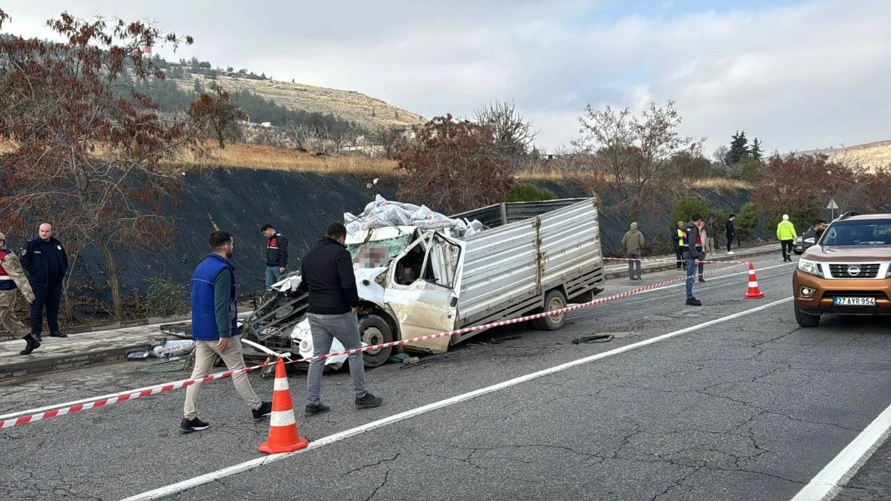 Gaziantep Oğuzeli’de trafik kazası: Kamyonet tıra çarptı