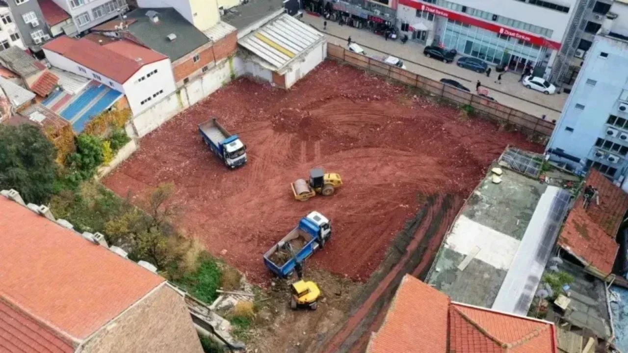 Kocaeli Büyükşehir Belediyesi Tepki Çekti! Katlı Otopark Vaadiyle Yıkılan Alan Şimdi Kafe Oluyor