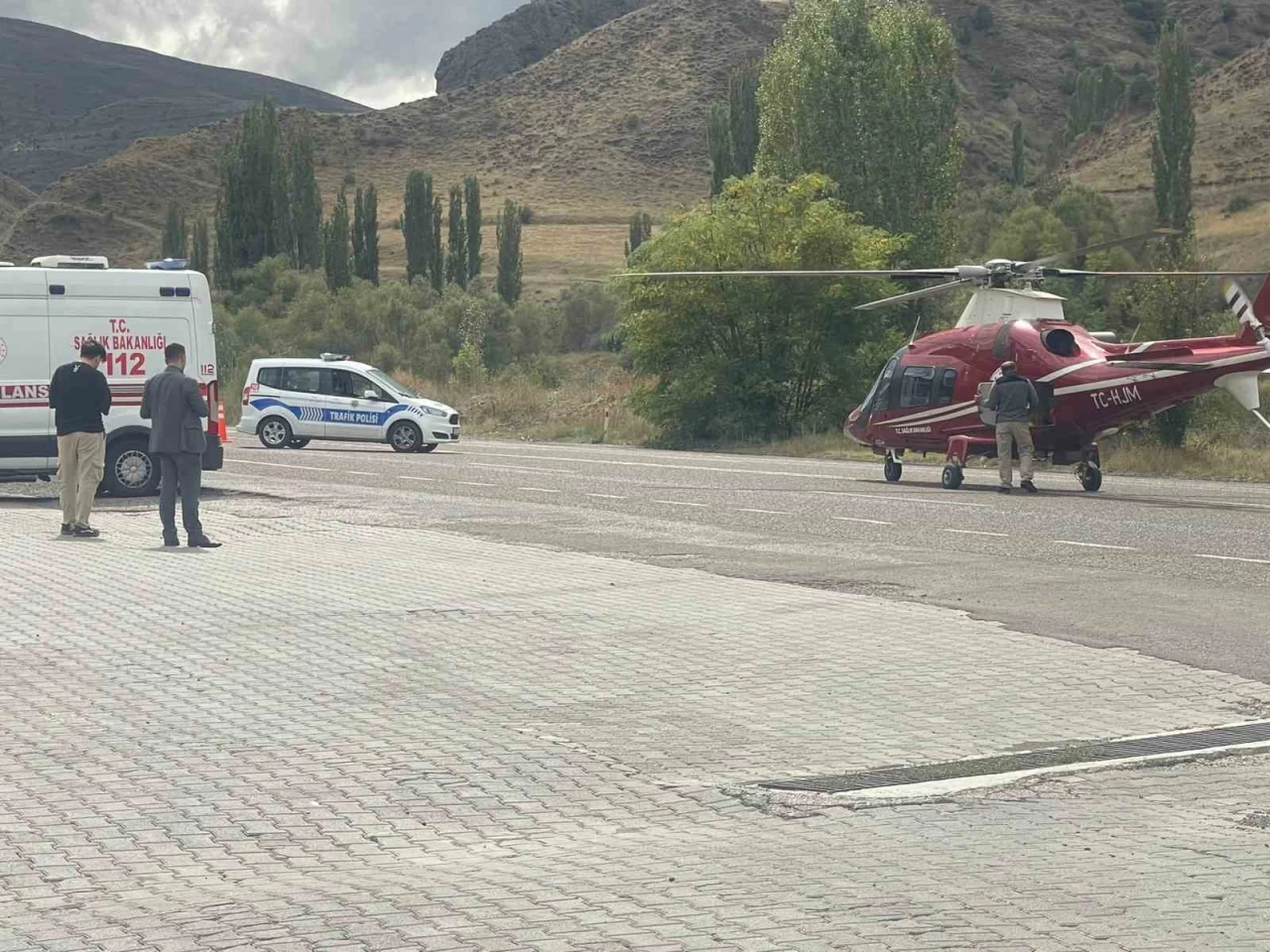 Ambulans helikopter kalp krizi geçiren hasta için Erzurum-Artvin karayoluna iniş yaptı