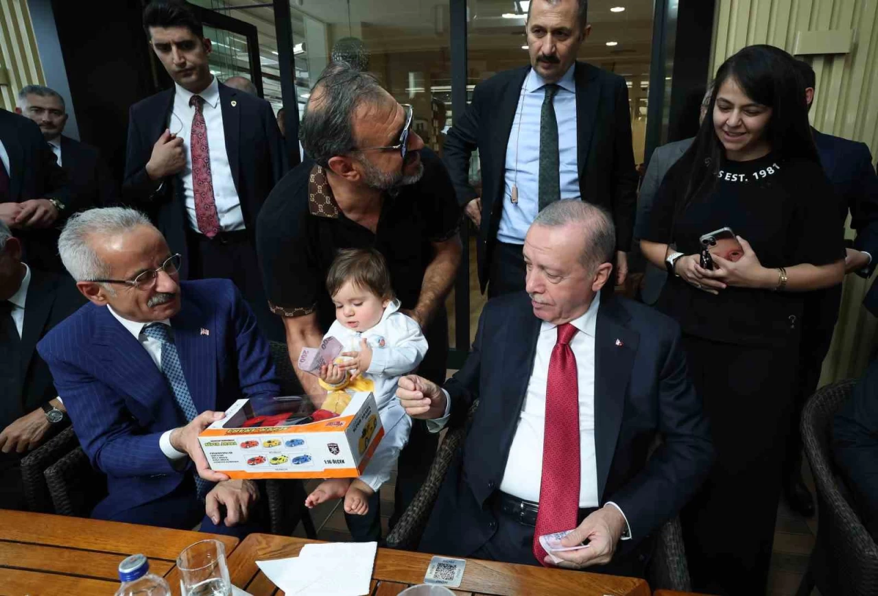 Cumhurbaşkanı Erdoğan, Ankara'da Bir Kafeteryayı Ziyaret Ederek Şehir Sakinleri İle Samimi Bir Sohbet Gerçekleştirdi