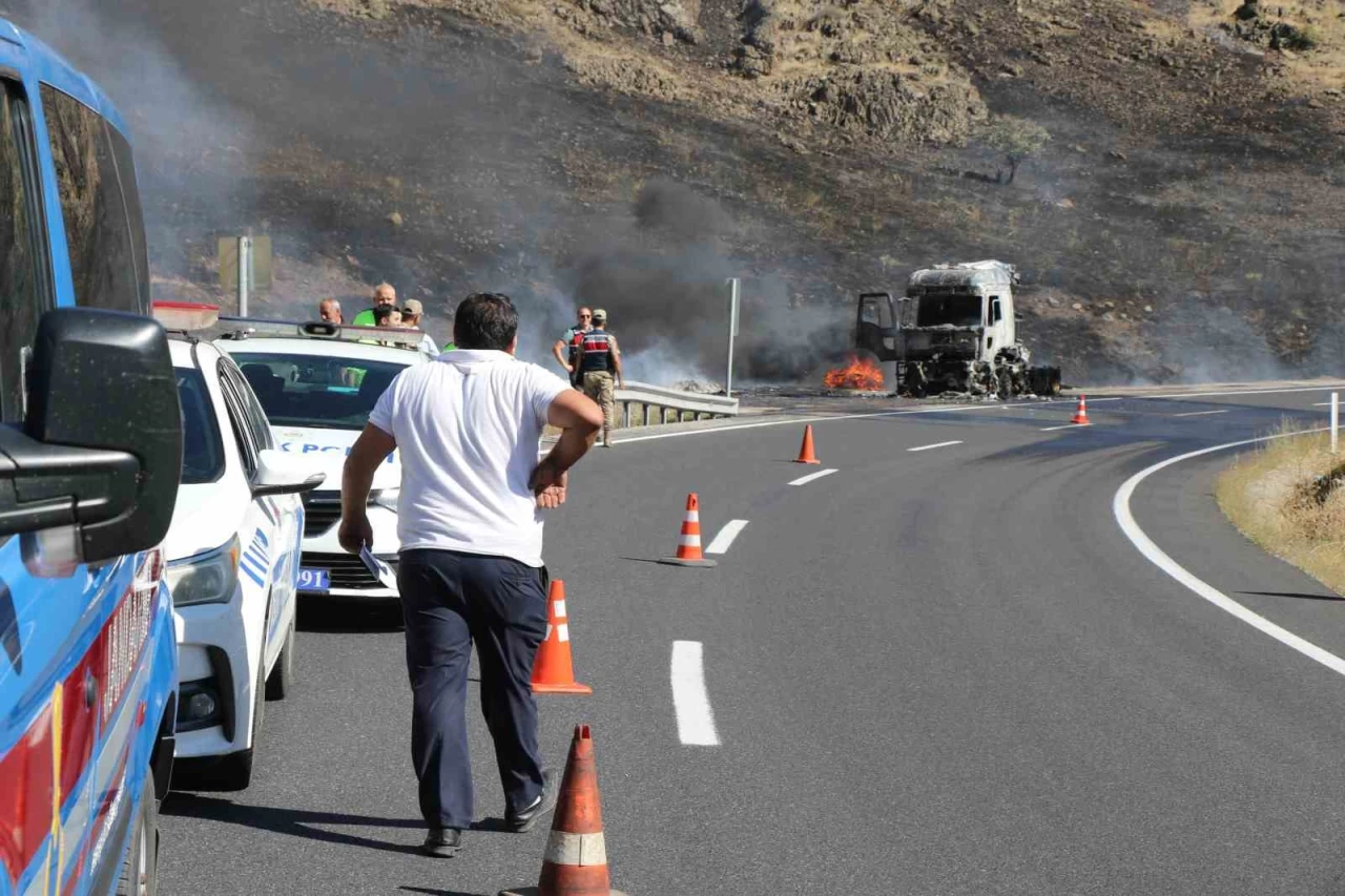 Erzincan'da Seyir Halindeki Tırın Alev Alev Yanması Paniğe Neden Oldu