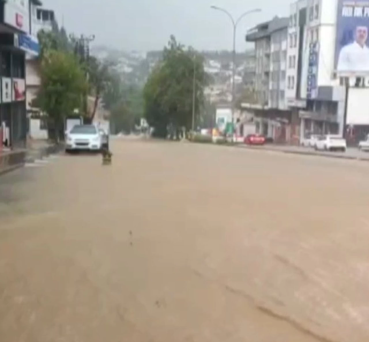 Kahramanmaraş'ta Sağanak Yağış Felaketi: Yıldırım Çarpması Sonucu 1 Kişi Hayatını Kaybetti