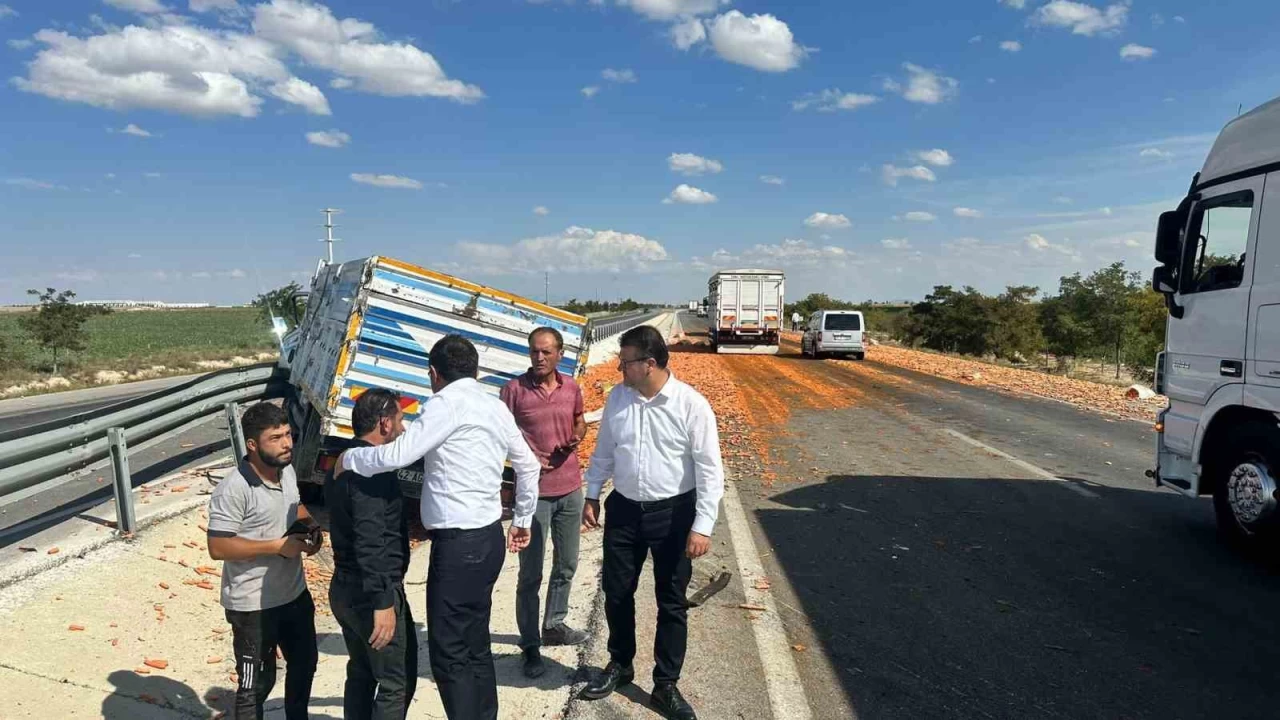 Konya’da Korkunç Kaza! Havuç Yüklü Kamyon Tıra Çarptı, 3 Yaralı