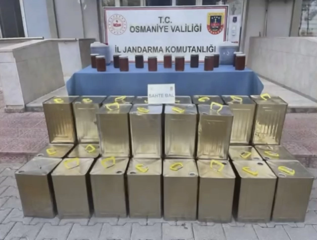 Osmaniye'de Jandarma 1 Ton Sahte Balı Ele Geçirdi Şüpheliler Gözaltına Alındı