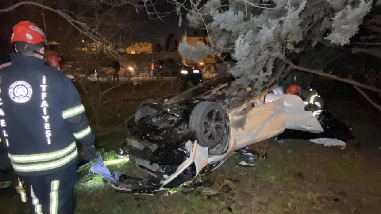 Kocaeli İzmit'te korkunç trafik kazası: Otomobil bariyerleri aştı ağaçlık alana yuvarlandı