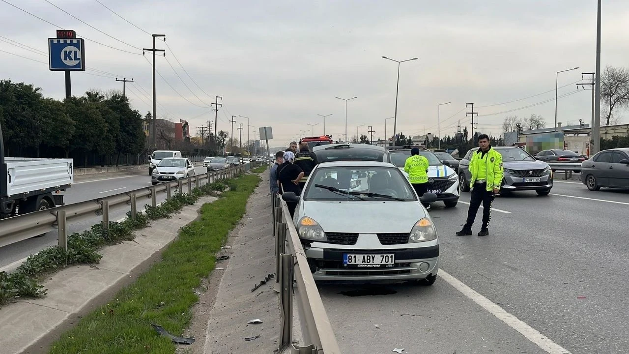 Kocaeli D-100 Karayolu'nda kaza meydana geldi: 3 yaralı var