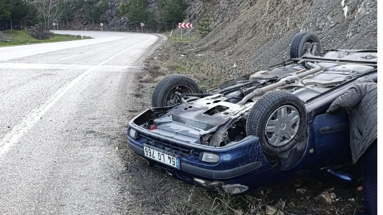 Bolu'da buzlanma nedeniyle takla atan otomobilde sürücü sağ salim kurtuldu