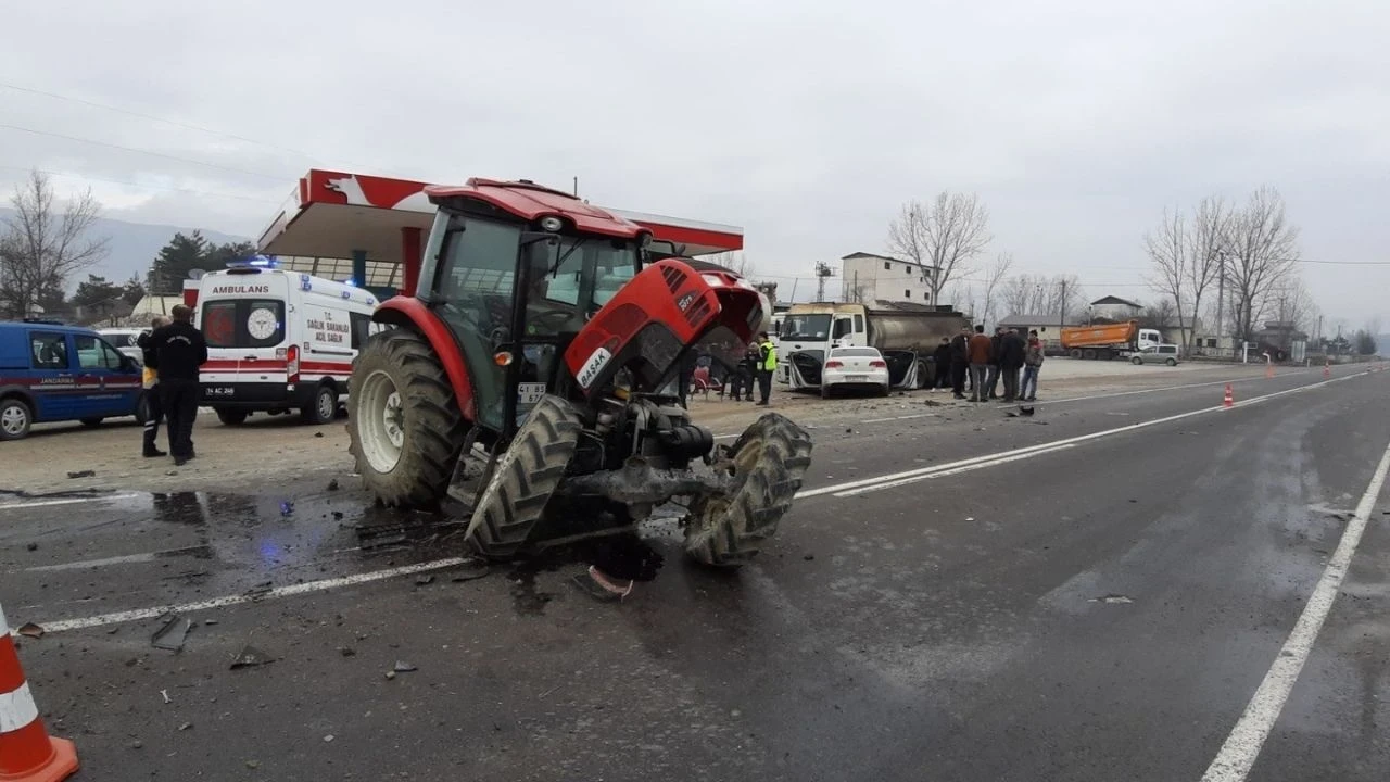 Otomobil tıra çarparak durabildi: 2 Yaralı