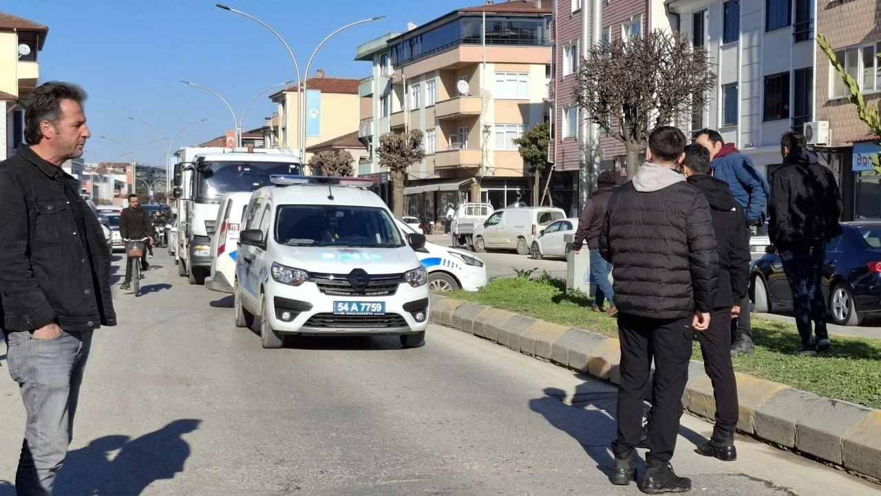 Sakarya'da ehliyetsiz sürücü, plakasız motosikletle polisten kaçarken kaza yaptı