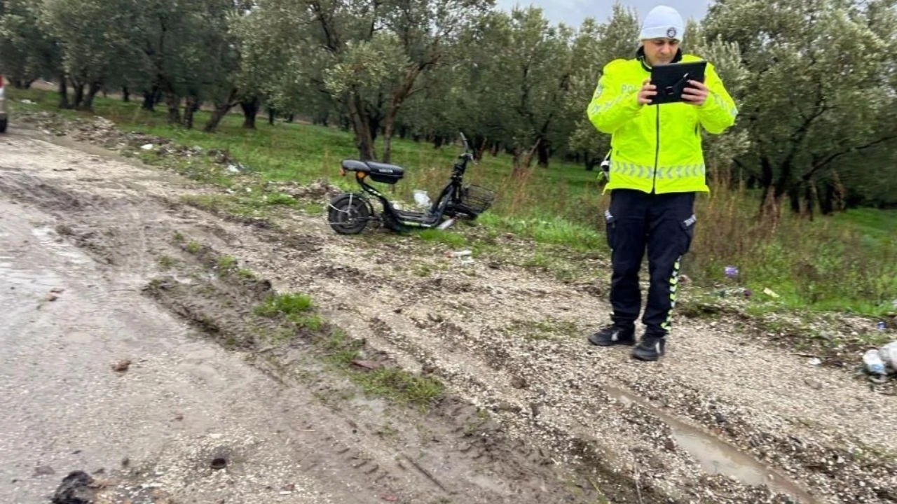 Otomobile çarpmamak için manevra yapan elektrikli bisiklet sürücüsü yaralandı