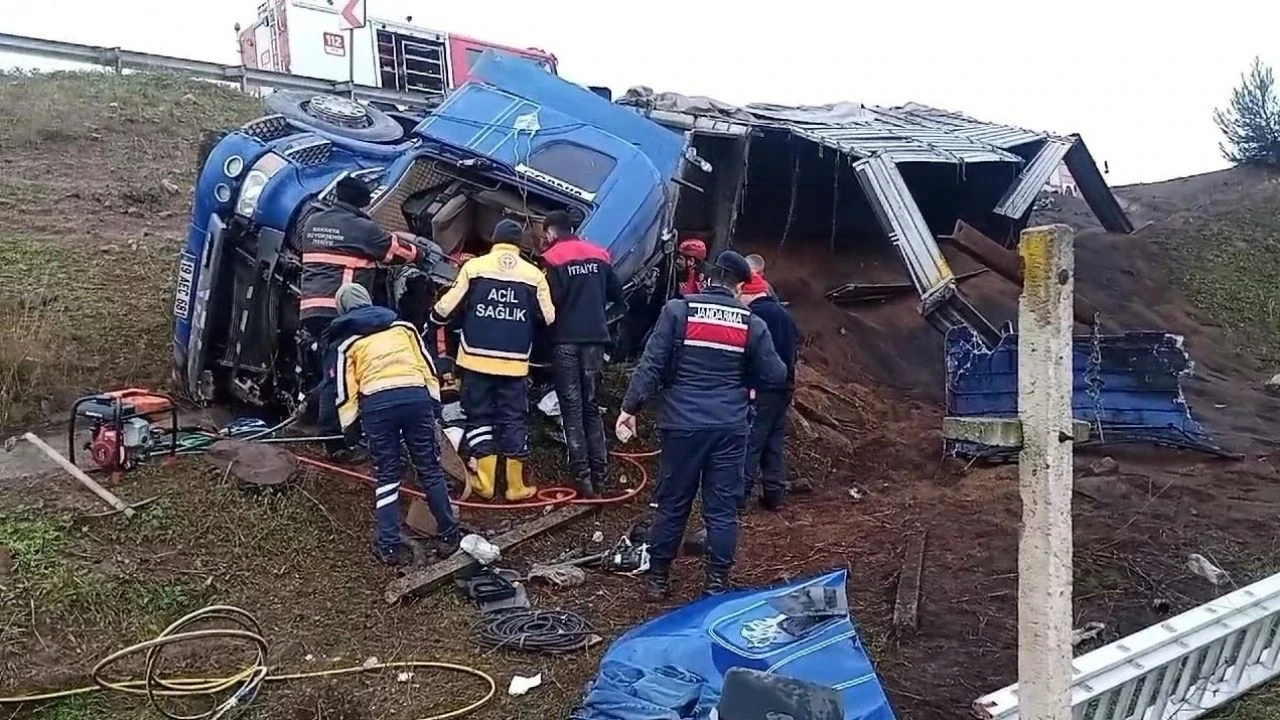 Freni boşalan tır şarampole uçtu: Sürücü sıkıştı