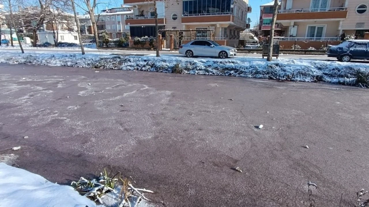 Karasu'da şiddetli soğuklar göl ve kanalı dondurdu