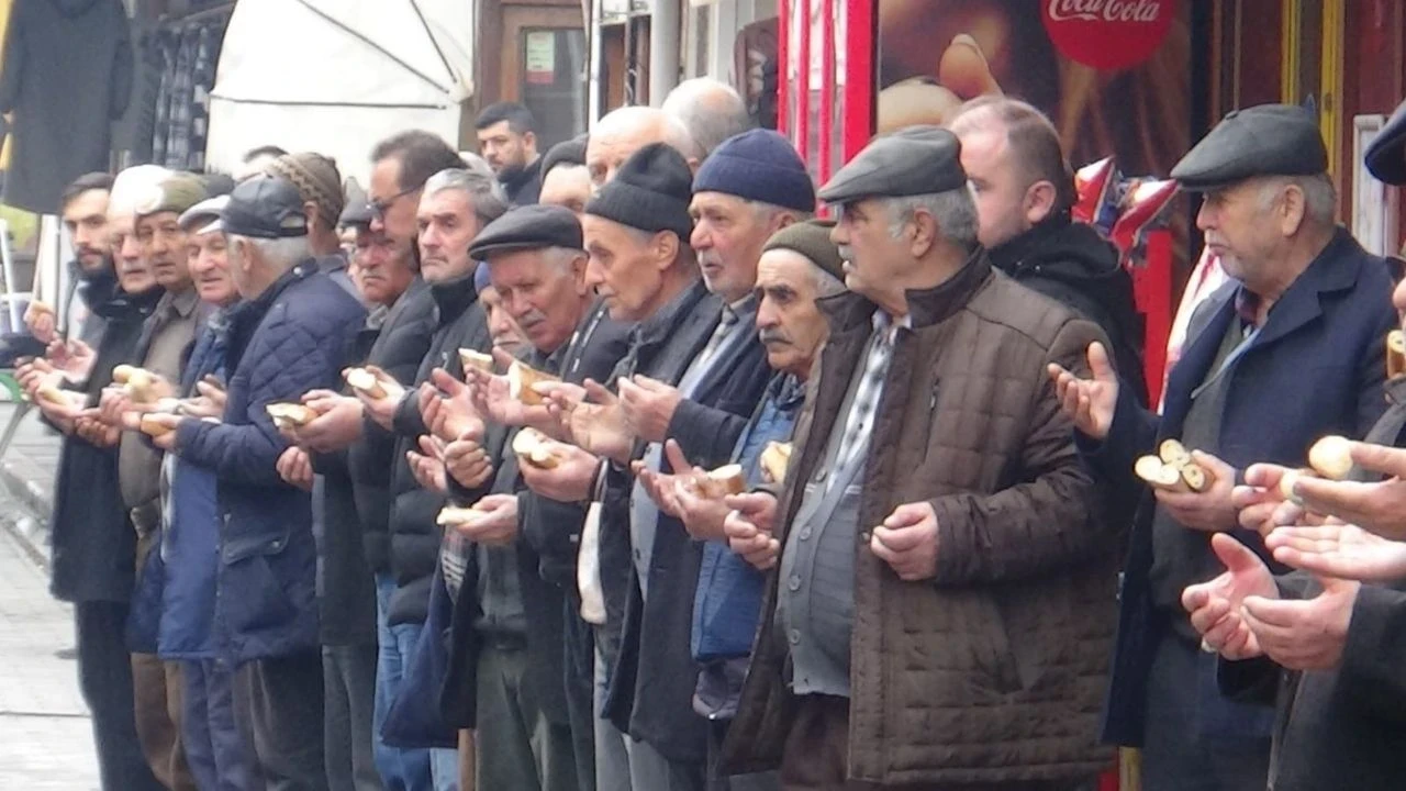 Bolu'nun Mudurnu ilçesinde 7 asırdır her Cuma "esnaf duası" okunuyor