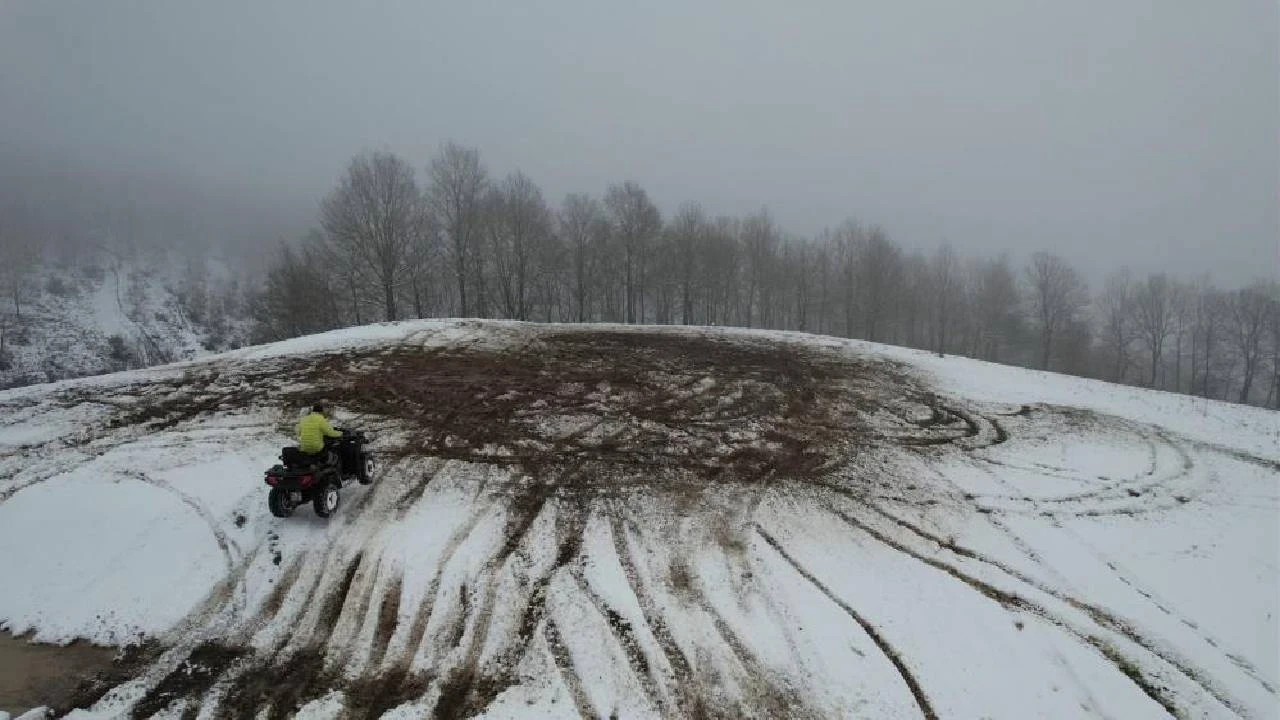 Sakarya'da kar altında off-road keyfi görenleri etkiledi