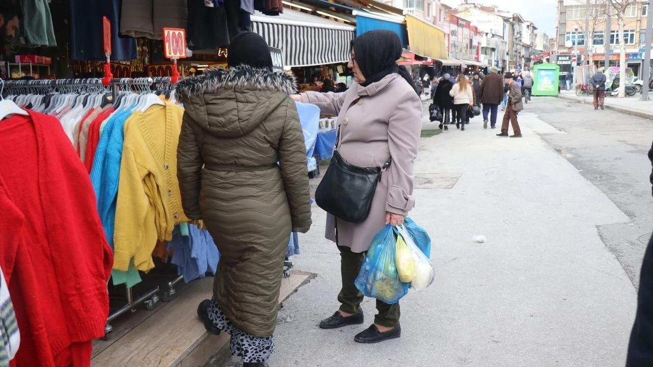 Sakarya'da kadın hırsız mağazada kıyafet seçer gibi hırsızlık yaptı