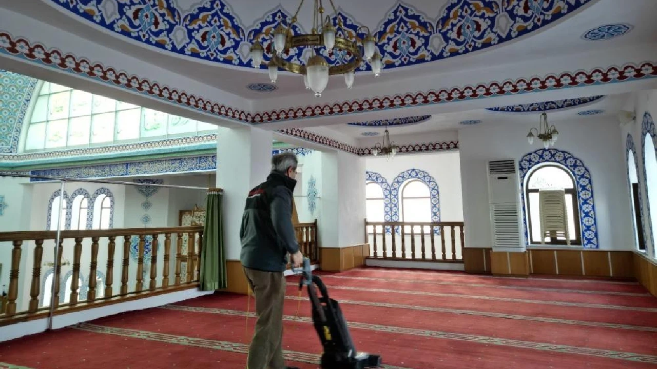 Kocaeli Körfez'de Ramazan öncesi cami temizliği hız kazandı