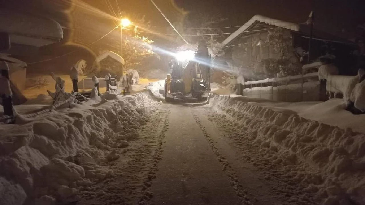 Düzce'de kardan dolayı kapanan yolların açılması için çalışmalar sürdürülüyor