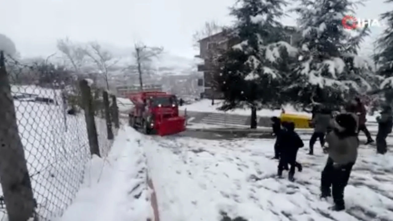 Kocaeli'de çocuklar kar temizleme aracına kar topu fırlattı