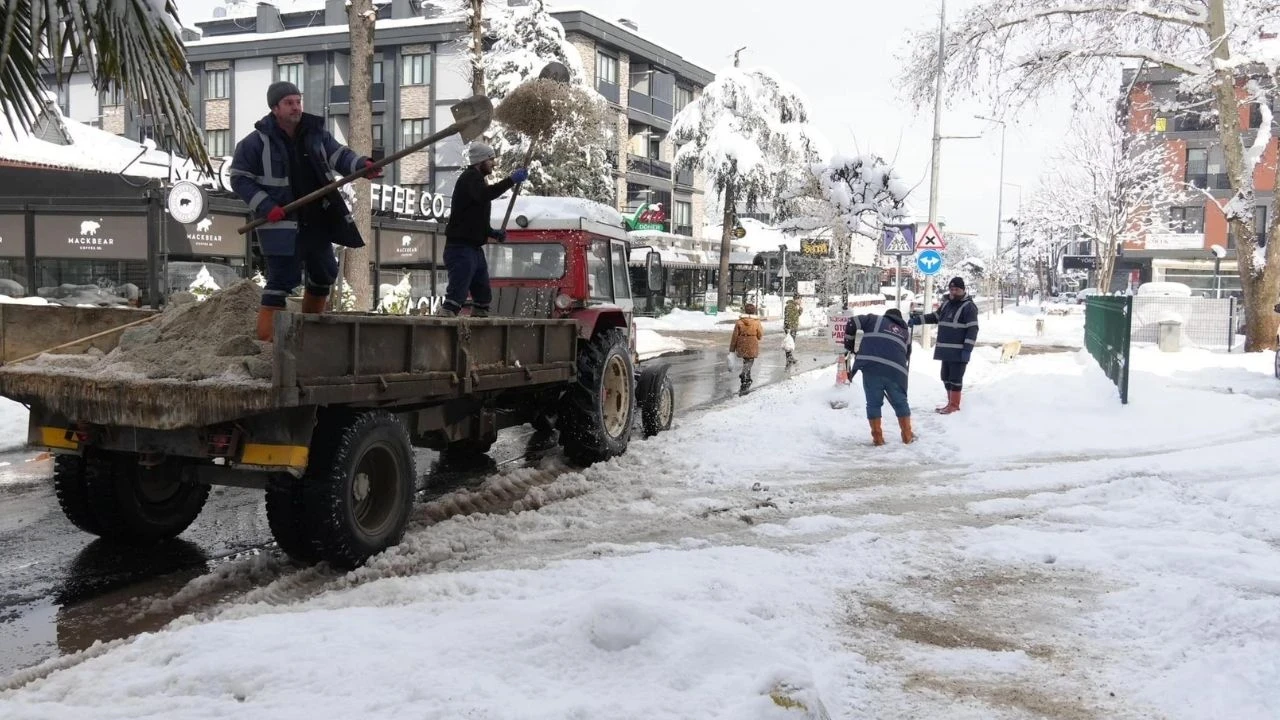 Düzce'de Altay Kış Fırtına'sı devam ediyor: 72 saattir yollar tuzlanıyor