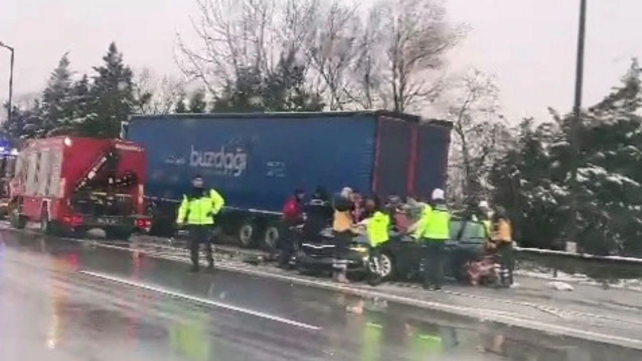 Anadolu Otoyolu'nda feci kaza: Otomobil tırın altına girdi, 1 ölü 3 yaralı