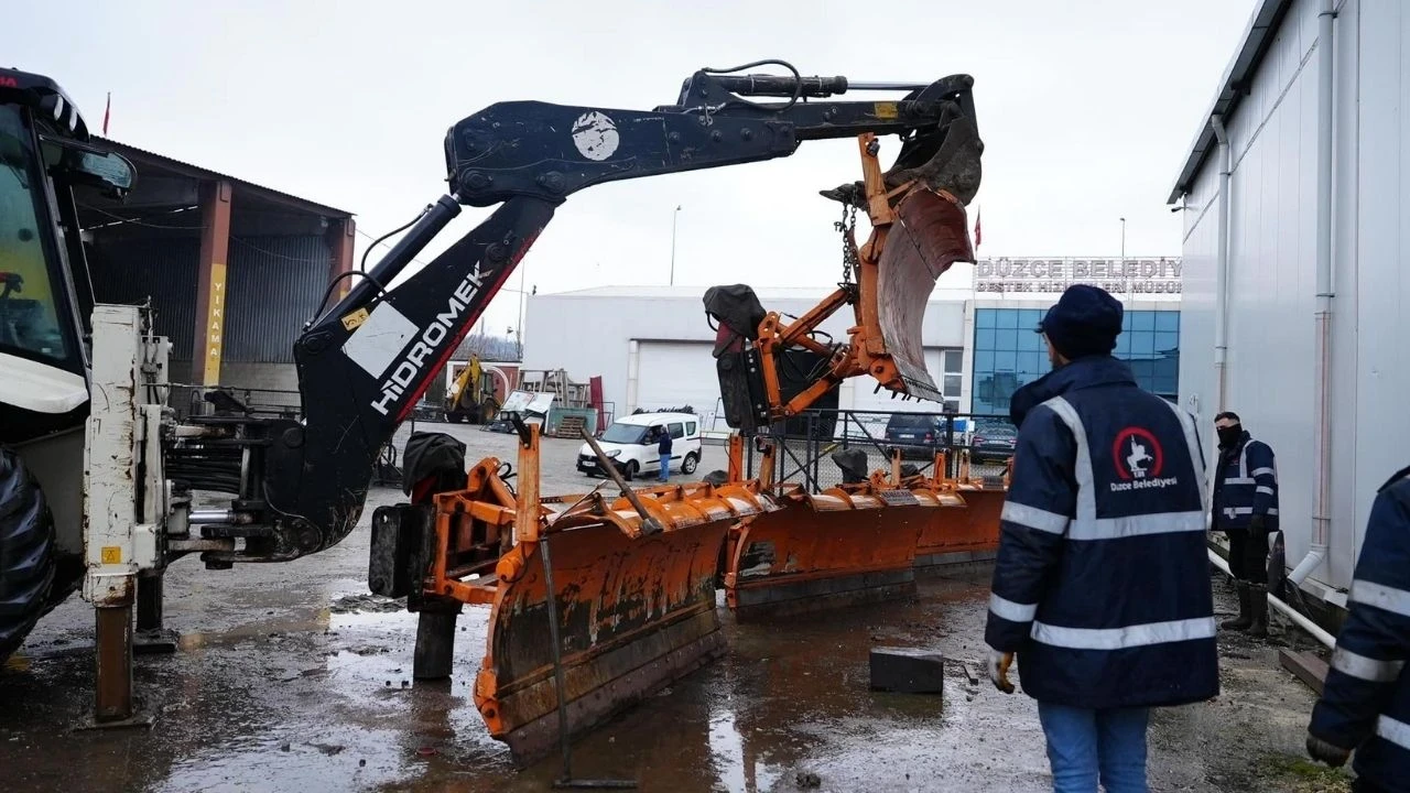 Düzce Belediyesi etkili kar yağışlarına hazırlık yapıyor