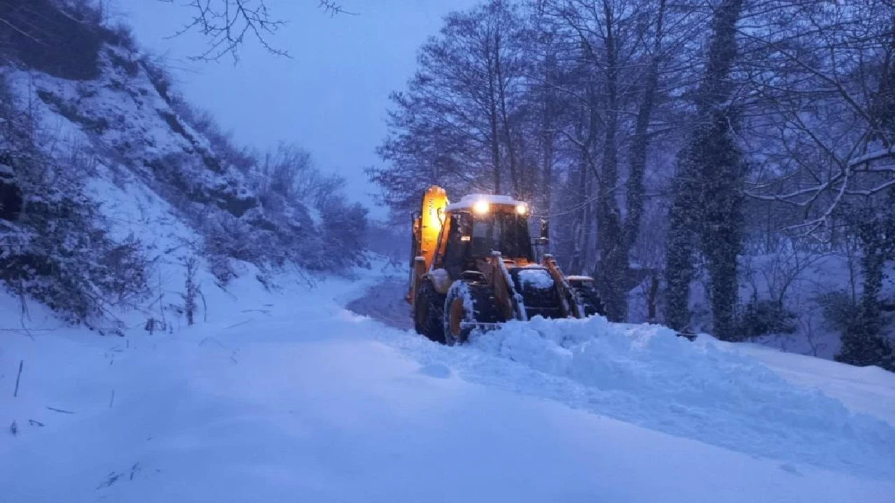 Düzce'de kardan kapanan 10 köy yolu açıldı