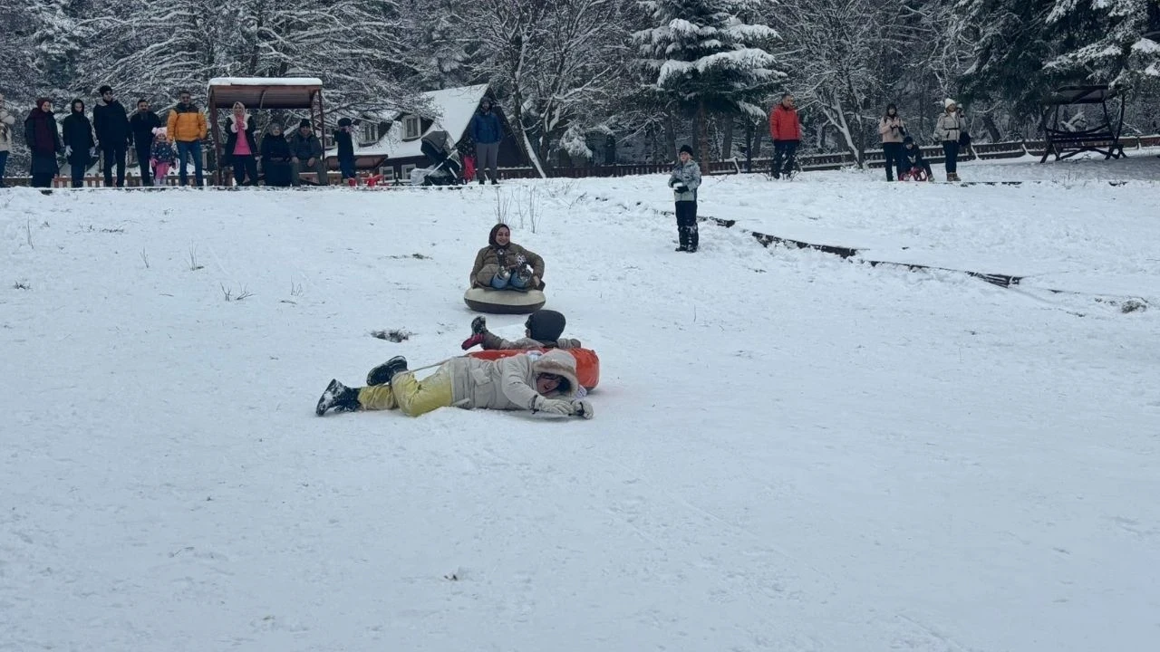 Bolu Gölcük Parkı kar yağışının ardından tatilcilere keyifli anlar yaşattı