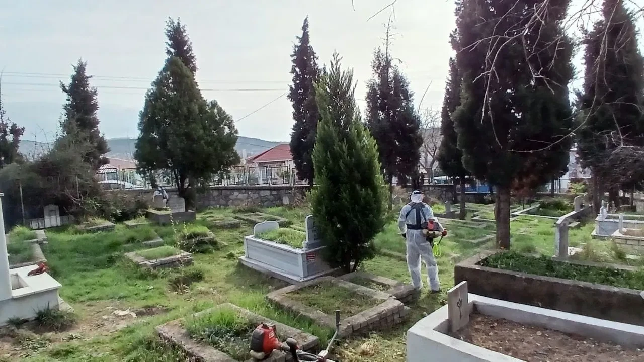 Kocaeli Dilovası Belediyesi, yaklaşan Ramazan Bayramı öncesinde ilçe genelindeki mezarlıklarda kapsamlı temizlik yaptı