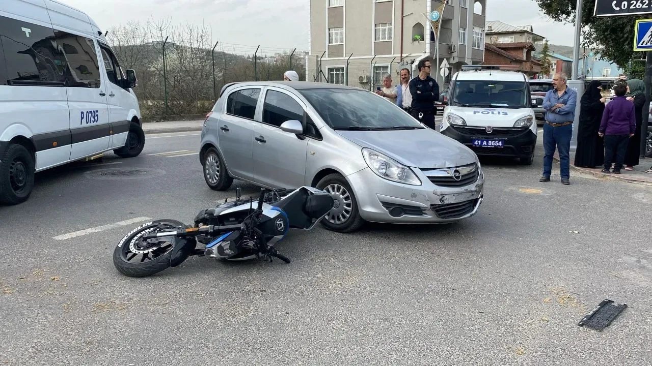 Kocaeli'nin İzmit ilçesinde motosiklet ile otomobil çarpıştı: Yaralılar var