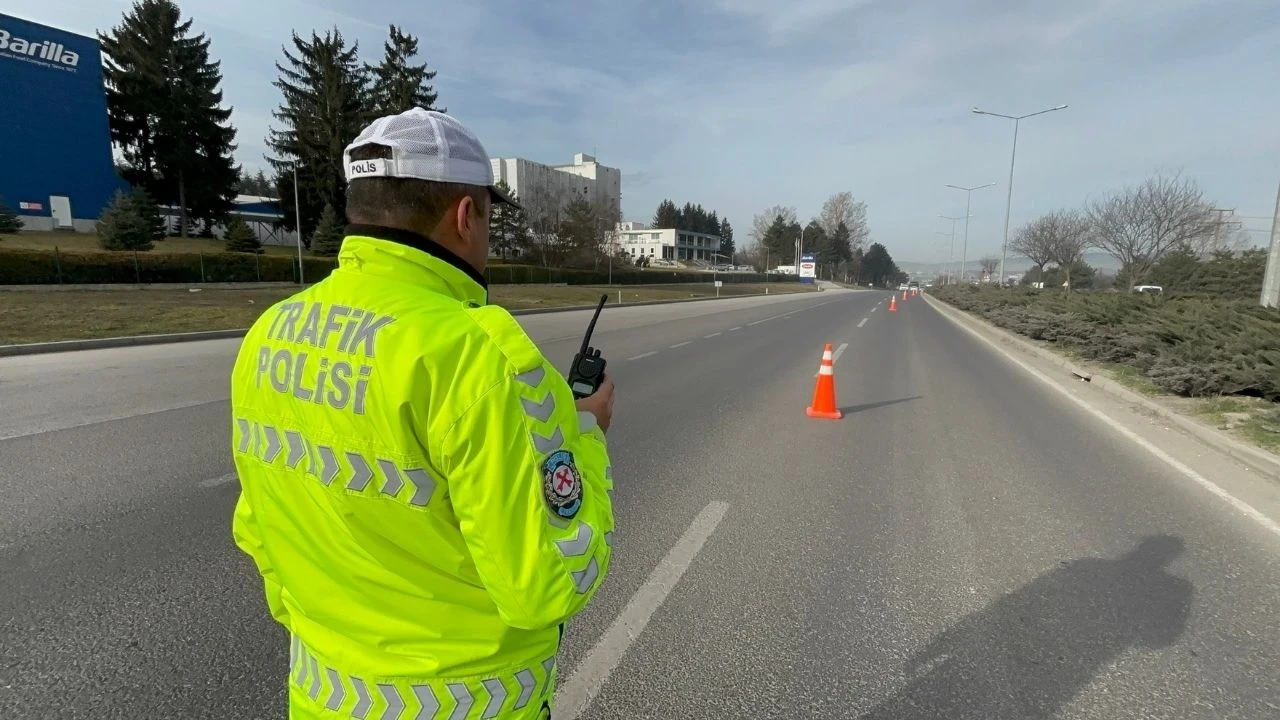 Bolu'da ihbarlı kırmızı ışık denetimi: Sürücüler kaçamadı