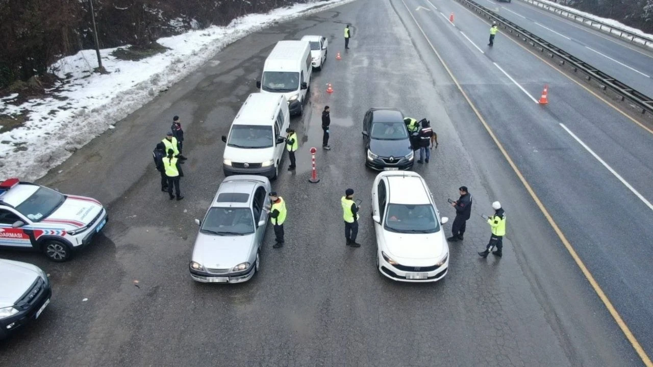 Düzce'de trafik denetimlerinde 185 araç trafikten men edildi