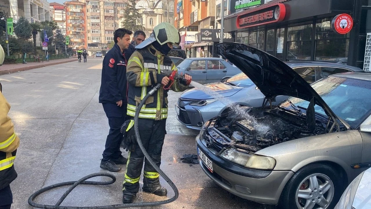 Kocaeli'de park halindeki otomobil alev aldı