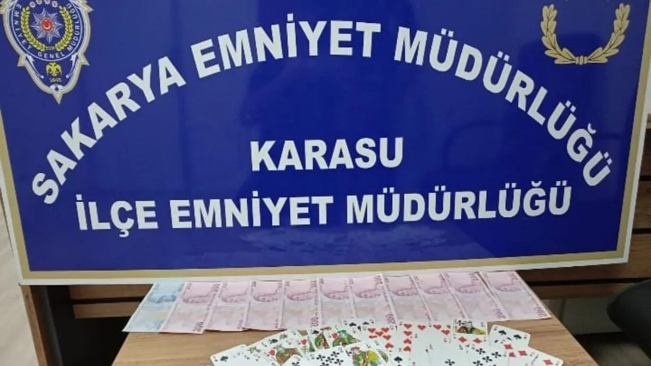 Sakarya'da iki kahvehaneye kumar baskını: 9 kişiye işlem yapıldı