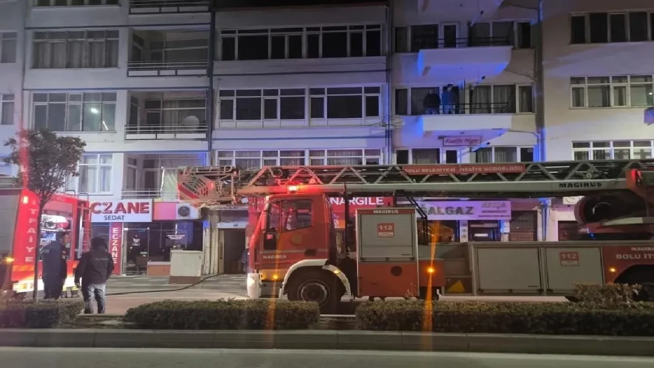 Bolu'da korkutan ev yangını: 2 katlı bina küle döndü, her şey yandı