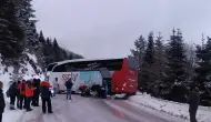 Kartalkaya Yolu buzlanma nedeniyle ulaşıma kapandı: Otobüs kazası yaşandı