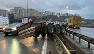 Kocaeli TEM Otoyolu'nda trafik kazası: Makaslama yapmaya çalışan tırın dorsesi düştü, 1 yaralı