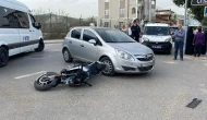 Kocaeli'nin İzmit ilçesinde motosiklet ile otomobil çarpıştı: Yaralılar var