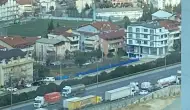 Kocaeli'de saç rulosu taşıyan tırın yük dengesi sarsıldı