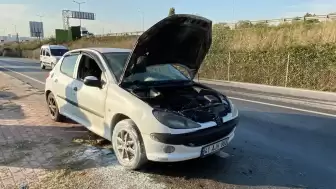 Kocaeli Kartepe’de Yoldan Geçen Mikser Aracı Yanan Otomobili Kül Olmaktan Kurtardı